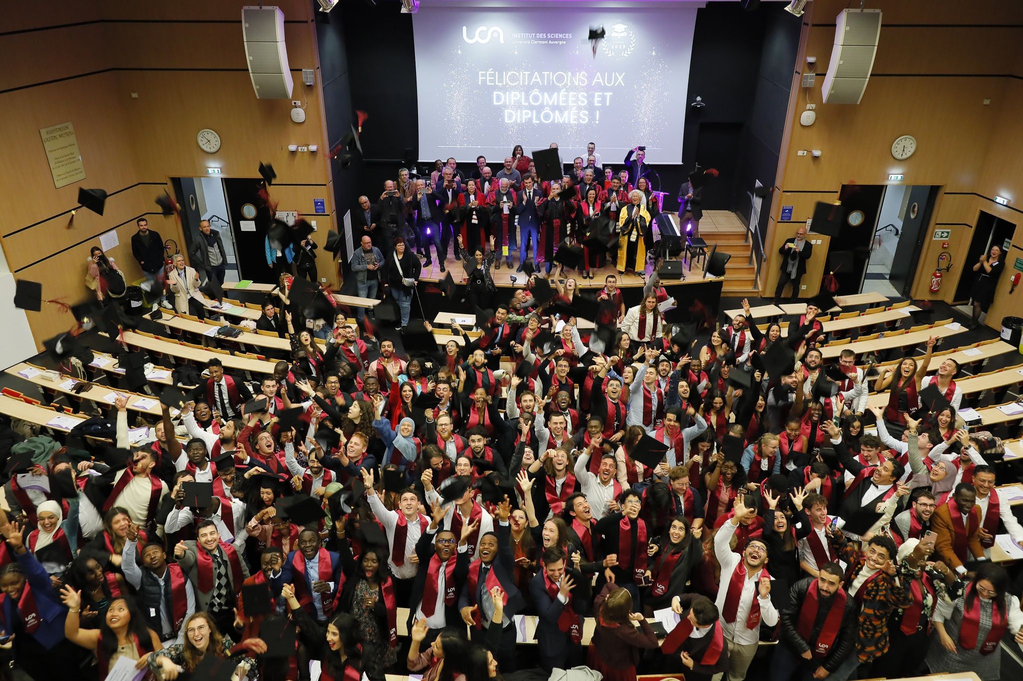 Jet de chapeaux acadmiques - Crmonie de remise des dipl?mes des masters de l'Institut des Sciences - Universit Clermont Auvergne